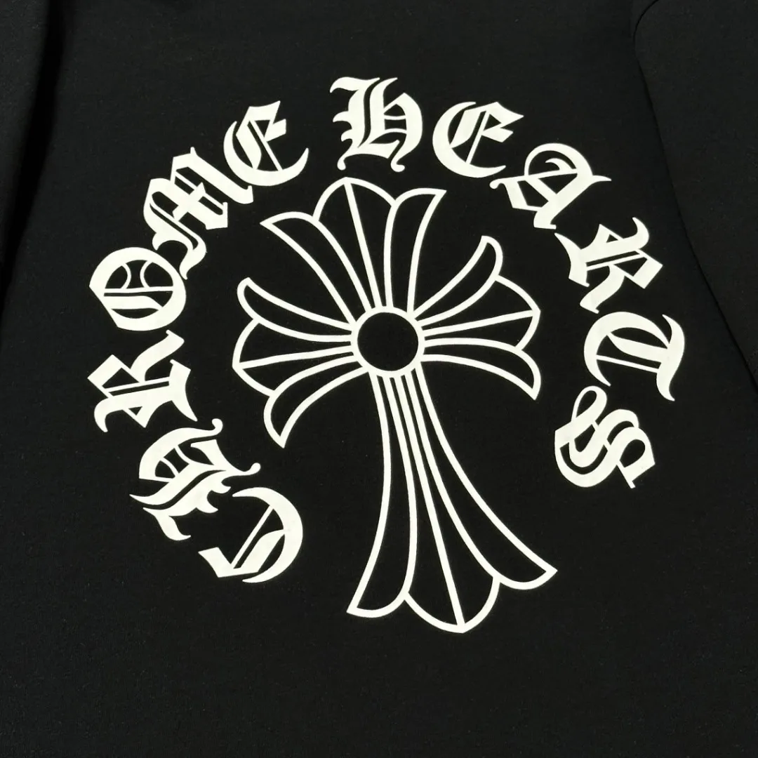 P170 Chrome Hearts 25 high-end versions. The fabric is made of 300 grams of high-density pure cotton. It does not deform or shrink. It has three labels. It is the same style for men and women. Technology: suede foaming + digital printing. Color: white, black. SIZE: S-XL.